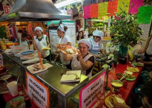 Puesto de antojitos mexicanos durante las fiestas patrias