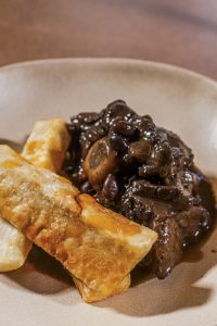 Rabo de toro con frijoles y yuca