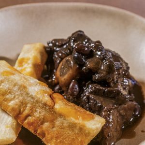 Rabo de toro con frijoles y yuca